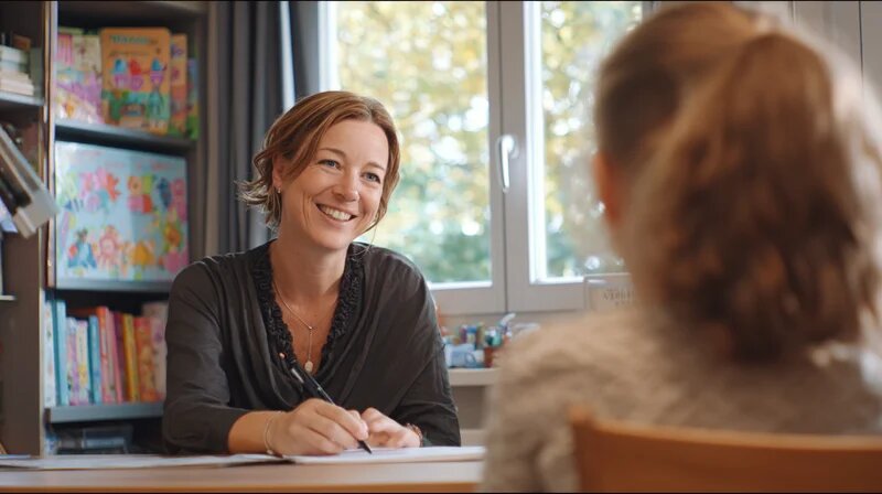 Fachberatung Kindertagespflege – Unterstützung für Tagesmütter und Tagesväter Beratungsgespräch in einer Fachberatungsstelle für Kindertagespflege (KI-generiert)